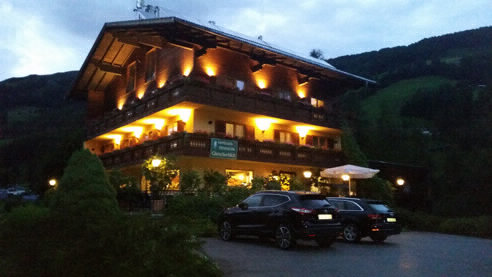 Blick von der Sonnenterrasse nach Heiligenblut